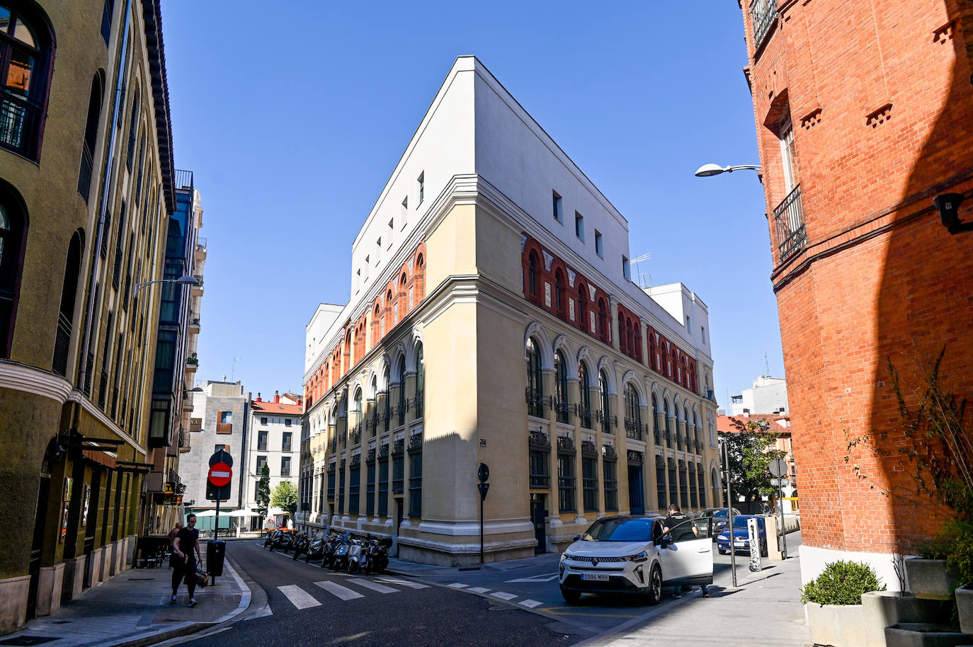 Un recorrido en imágenes por la calle Correos