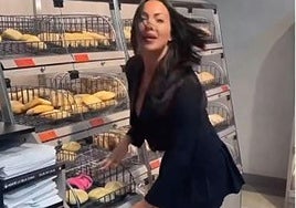 Chloe Lopez coloca sus bragas usadas entre el pan de un supermercado de Mercadona.