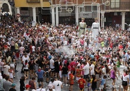 Ambiente en la plaza de España de Peñafiel hoy tras el chupinazo que da inicio a las fiestas de San Roque.