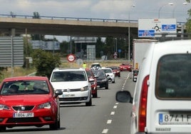 Varios coches circulan por la CL-601 en el primer día de operación de tráfico por el puente.