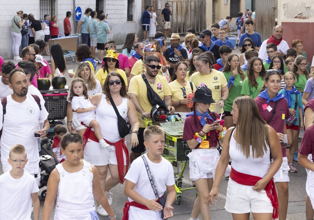 Imagen principal - Fotografías del desfile de peñas 