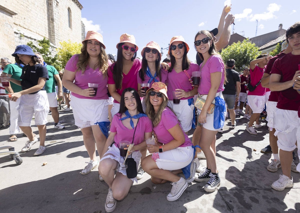 Imagen secundaria 1 - Fotografías del desfile de peñas 