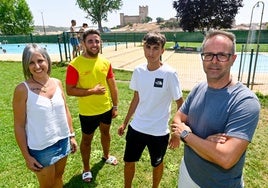 Cristina Martín y Toño Ferenández con sus hijos Mario y Diego en la piscina de Torrelobatón