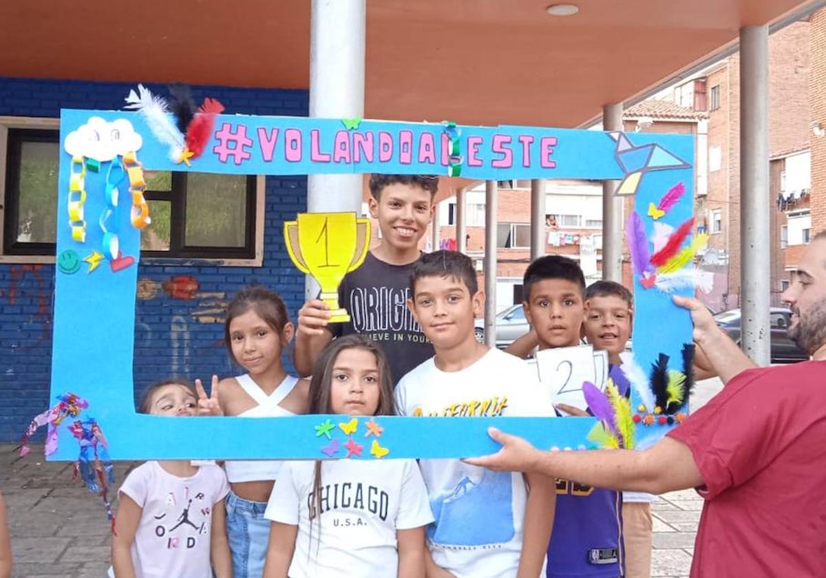 Los participantes de una de las actividades de Volando al Este, realizadas este verano.