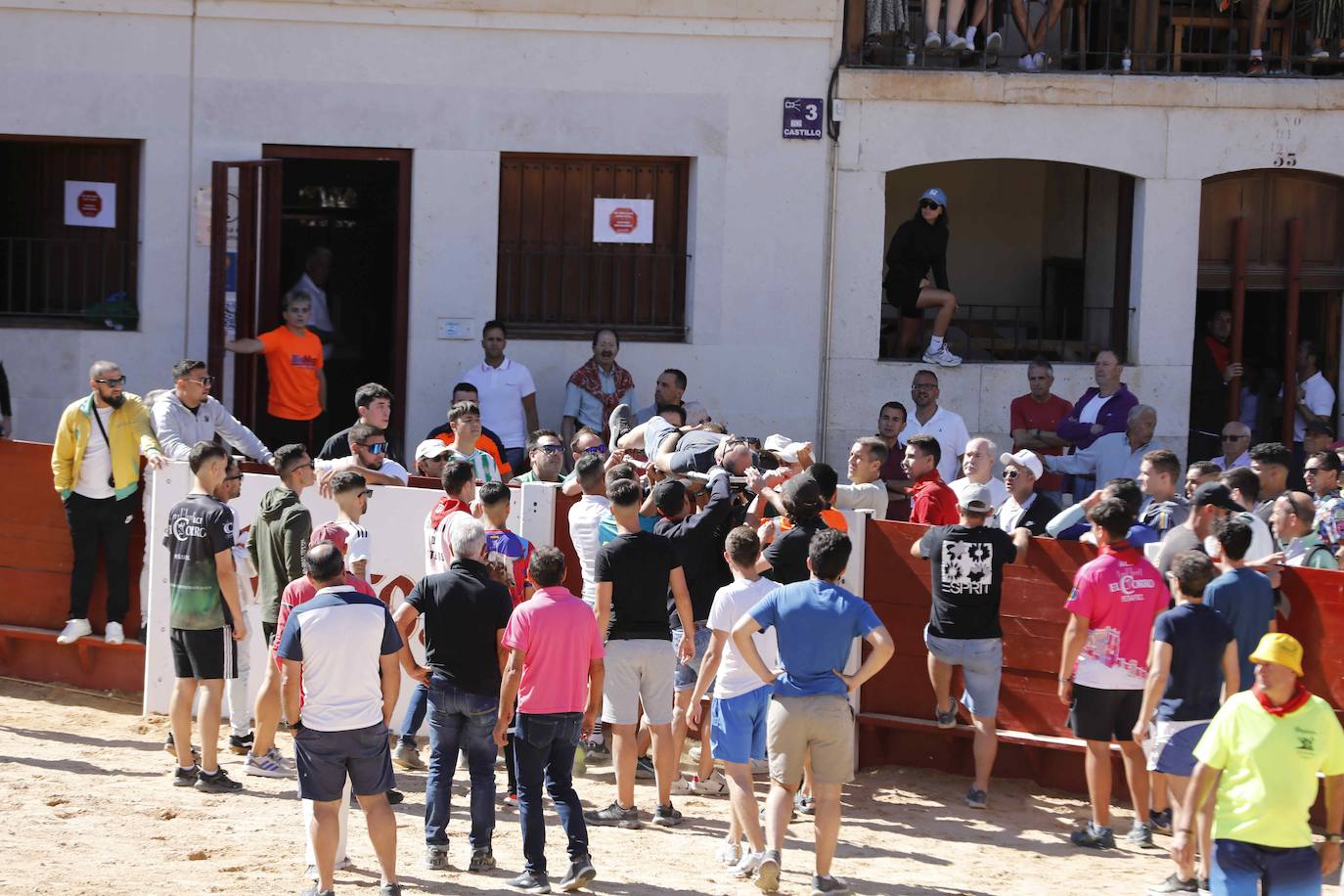 El primer encierro y la capea de Peñafiel, en imágenes