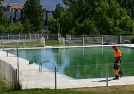 Un operario revisa el estado del vaso de la piscina municipal de El Espinar.