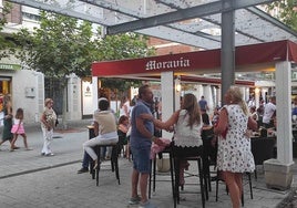 Terraza de la cervecería Moravia, delante del establecimiento.