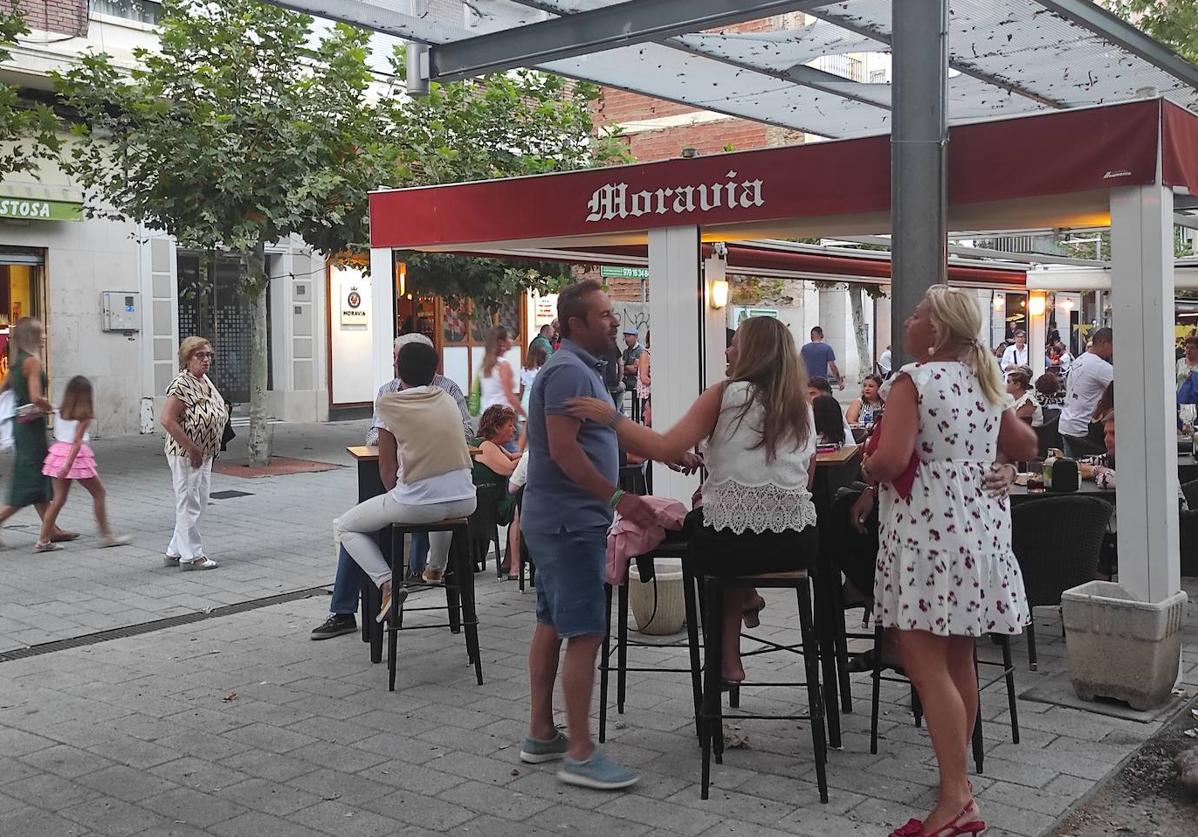 Terraza de la cervecería Moravia, delante del establecimiento.