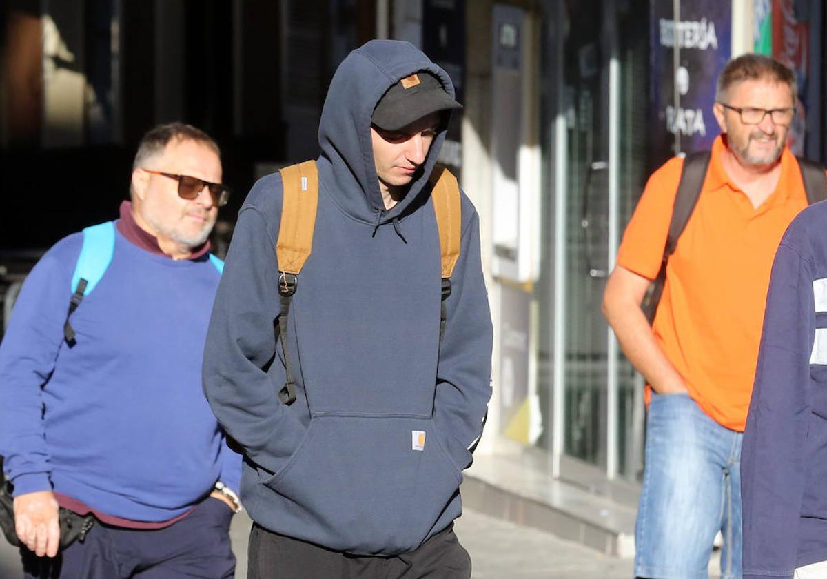 Un joven, con sudadera y la capucha puesta a primera hora de este jueves en Segovia.