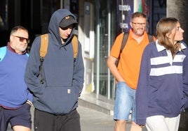 Un joven, con sudadera y la capucha puesta a primera hora de este jueves en Segovia.