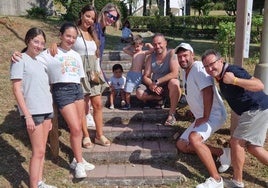 Jorge Pérez y su familia, en el Kyomu Resort de Velilla junto al pequeño Darío Rodríguez de Haro y los suyos y el gerente del complejo hotelero, Eduardo Ibáñez.