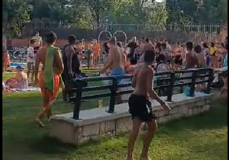 Un instante de la tumultuosa pelea en la piscina Juan de Austria.