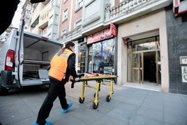 Una furgoneta del Instituto de Medicina Legal y Forense de Valladolid.