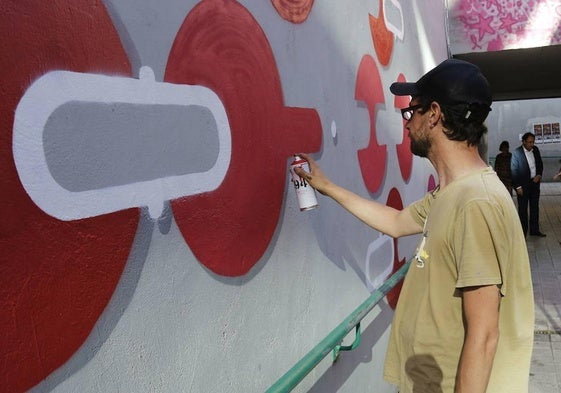 El artista Fumantwo realiza un grafiti en el túnel que une Casado del Alisal con la Avenida de los Vacceos.