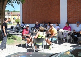 Varias personas, esta semana en una terraza en Alar del Rey.