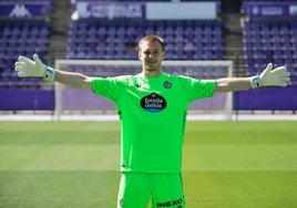 Karl Hein posa sobre el césped del estadio Zorrilla.