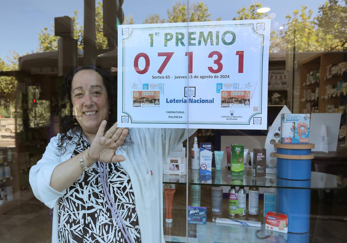 Noelia Seco muestra el cartel del premio.