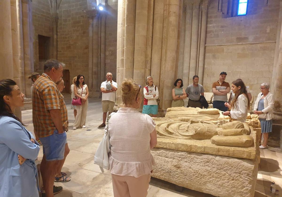 Un grupo de visitantes sigue las explicaciones de la guía, ayer en el centro del románico Rom de Santa María la Real de Aguilar.