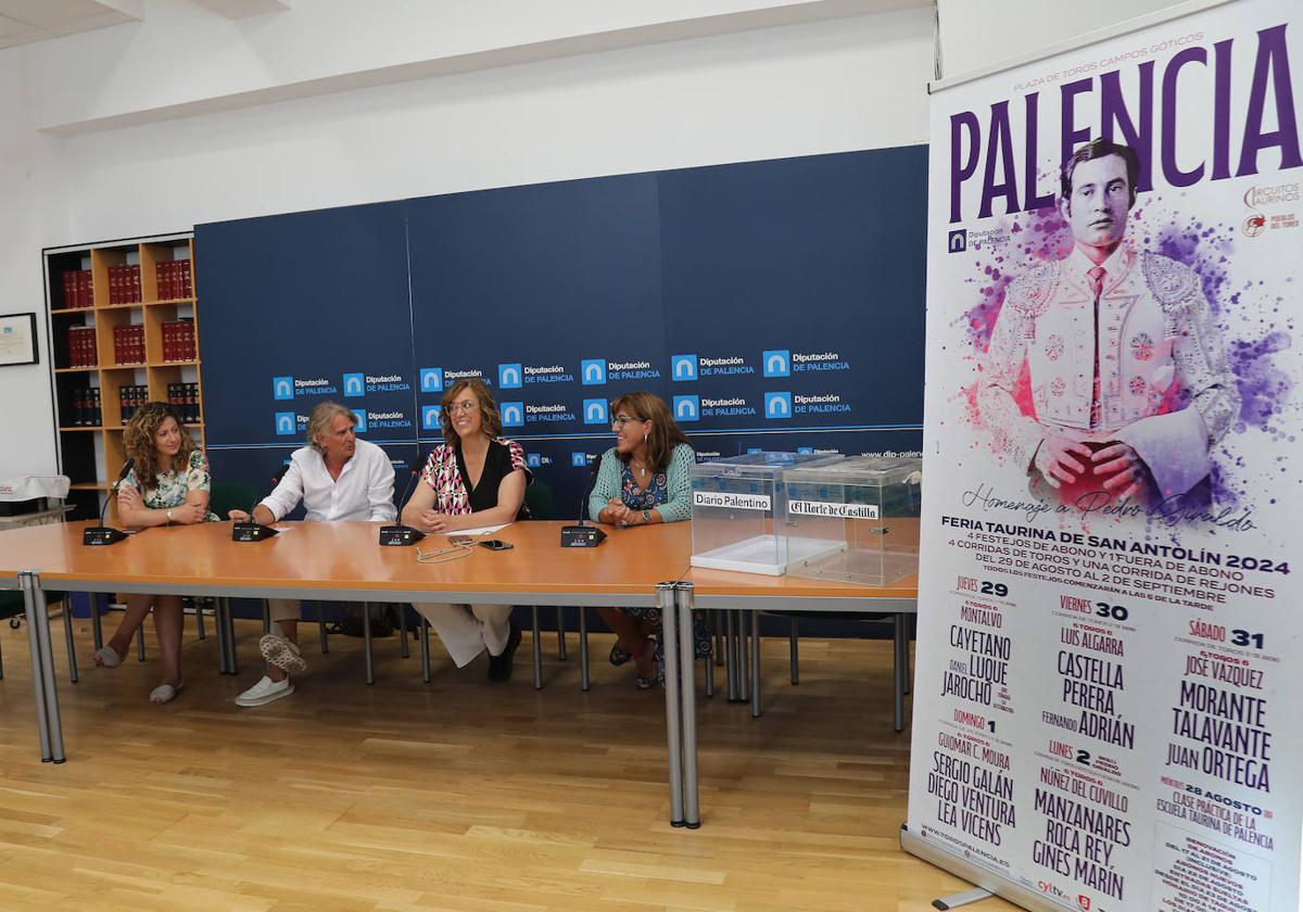 La presidenta de la Diputación, Ángeles Armisén, y la diputada Carolina Valbuena, a la izquierda, con Josune Olano (El Norte de Castilla) y Jorge Cancho (Diario Palentino), presentan la iniciativa.