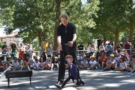 Alexander Theater, con su propuesta 'Alex Barti', ayer en el Parque Infantil.