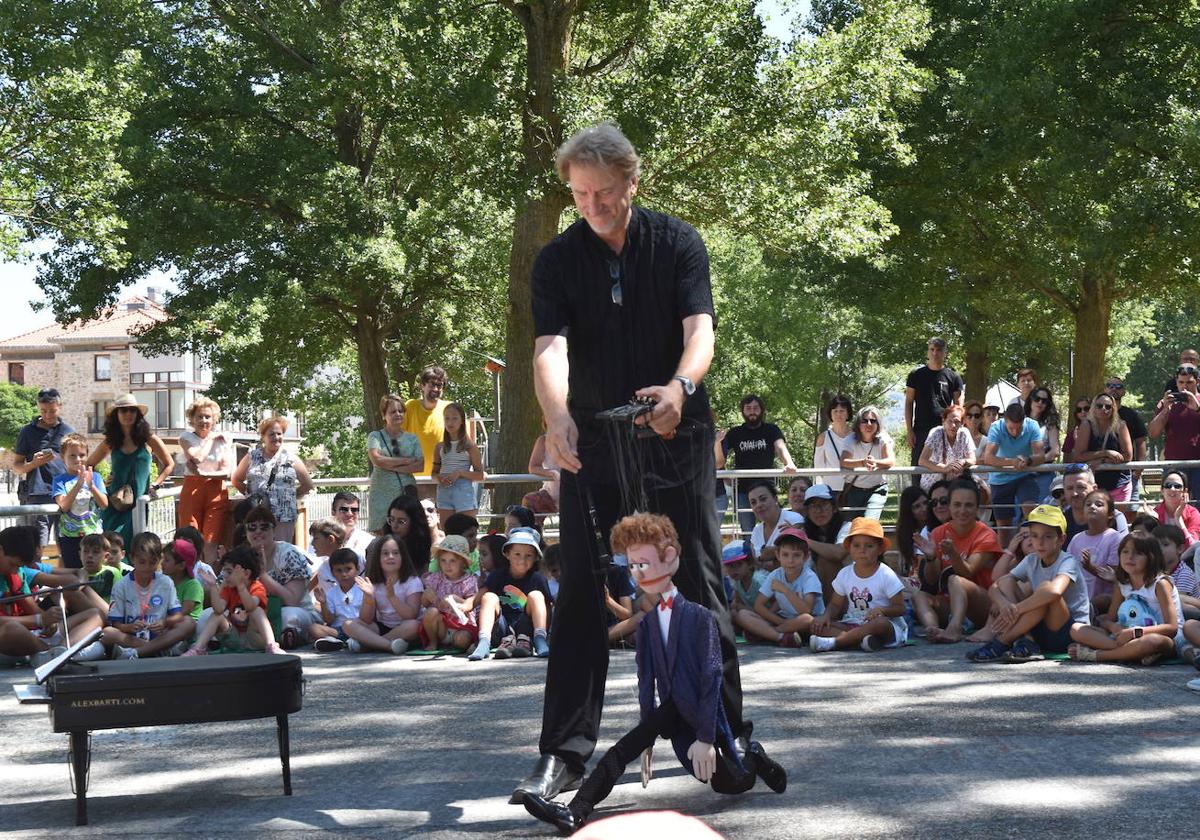 Alexander Theater, con su propuesta 'Alex Barti', ayer en el Parque Infantil.