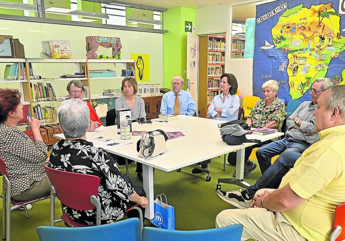 Azucena Fernández dirige uno delos clubes de lectura.