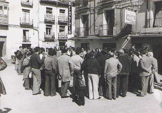 Jugando a las chapas junto al bar Portugalete en los años 70.