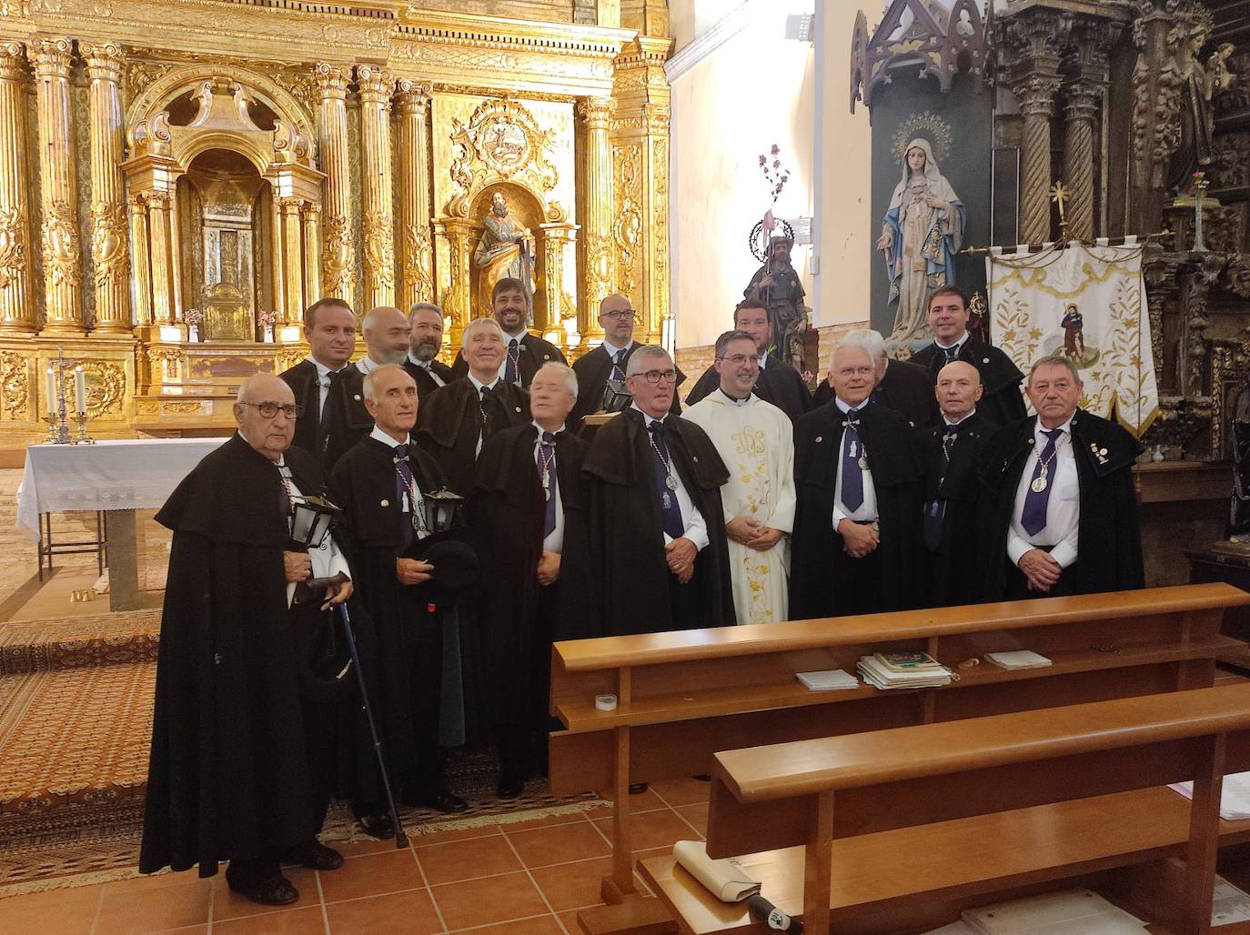 Cofrades en Villafrades celebrando la misa por San Roque