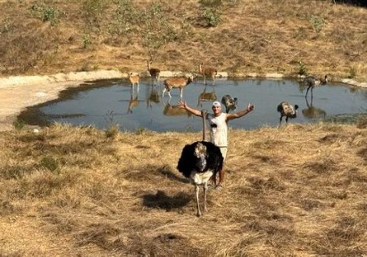 Frank Cuesta, en el santuario de animales de Tailandia.