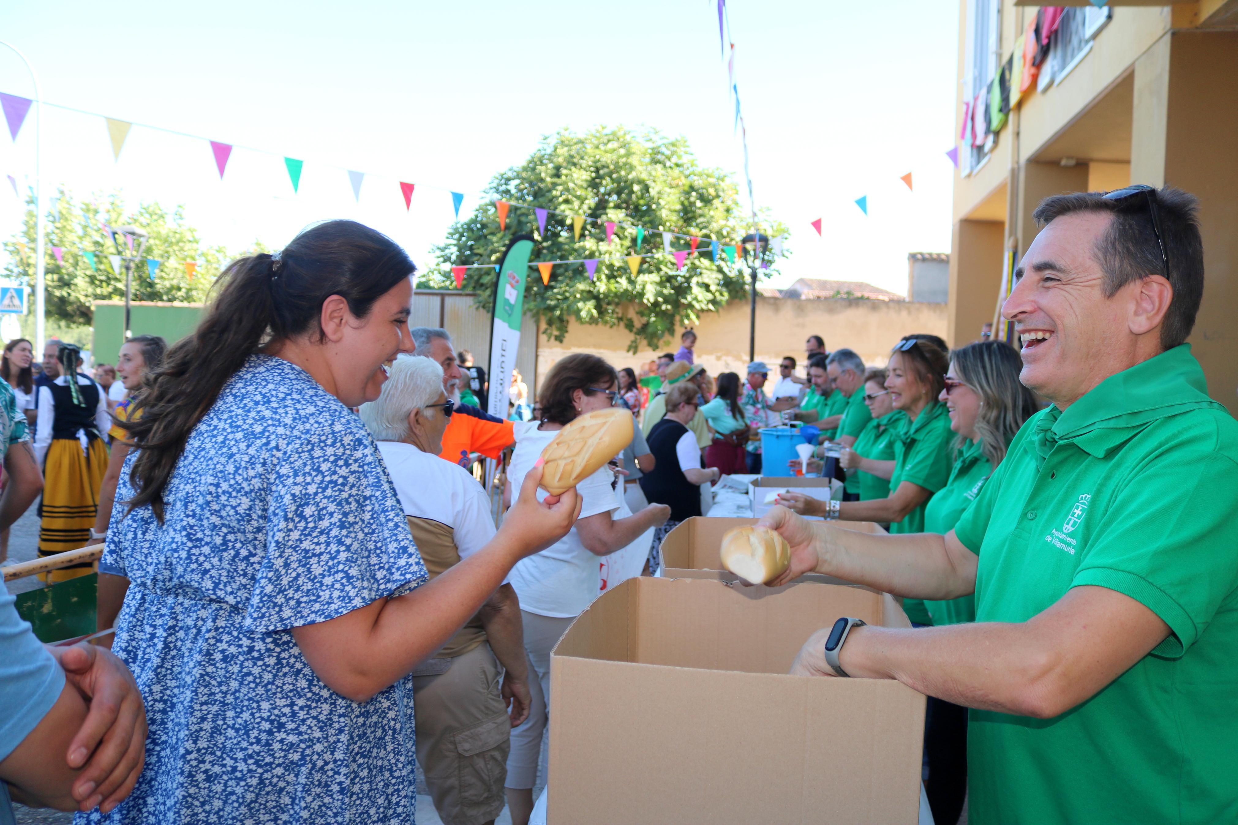 Villamuriel de Cerrato celebra San Roque con pan, queso y vino