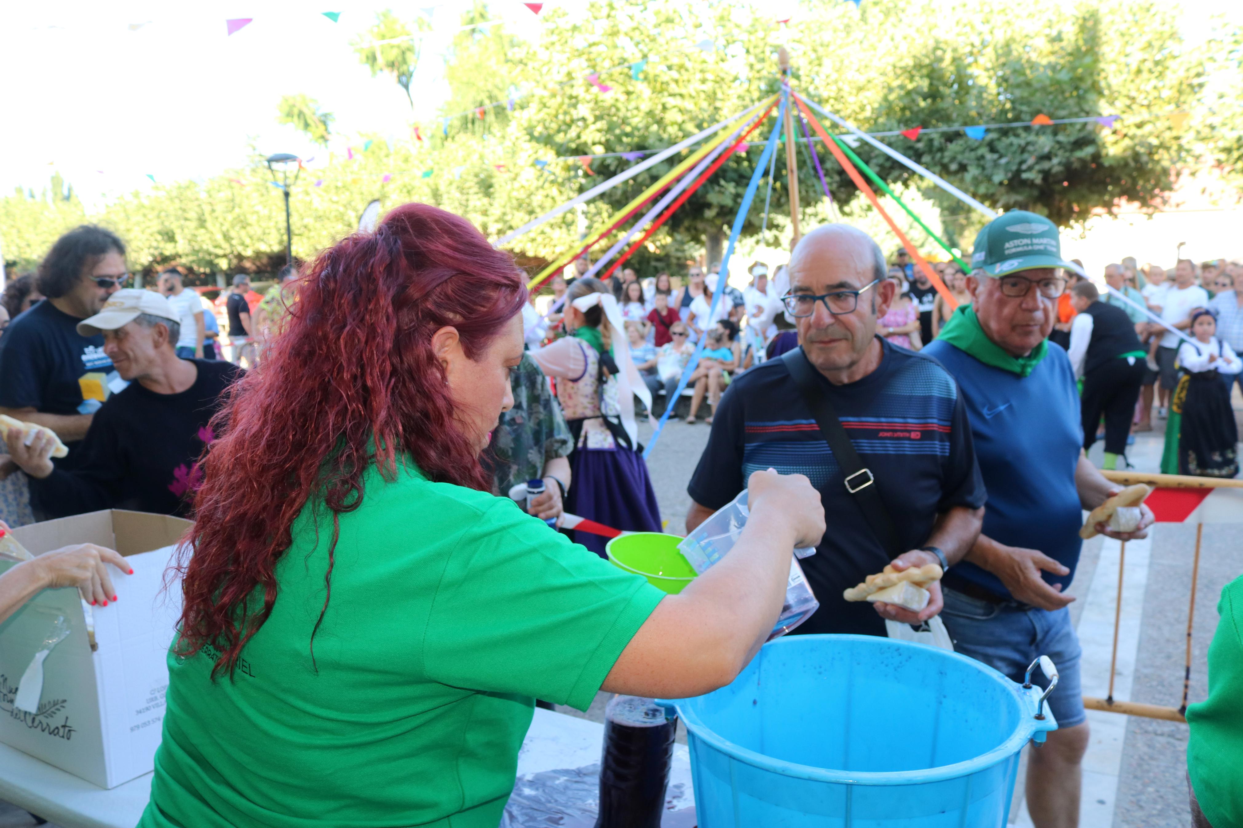 Villamuriel de Cerrato celebra San Roque con pan, queso y vino