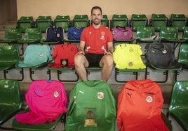 Francisco Marazuela, en las gradas del Pedro Delgado con sus camisetas de árbitro de fútbol sala.