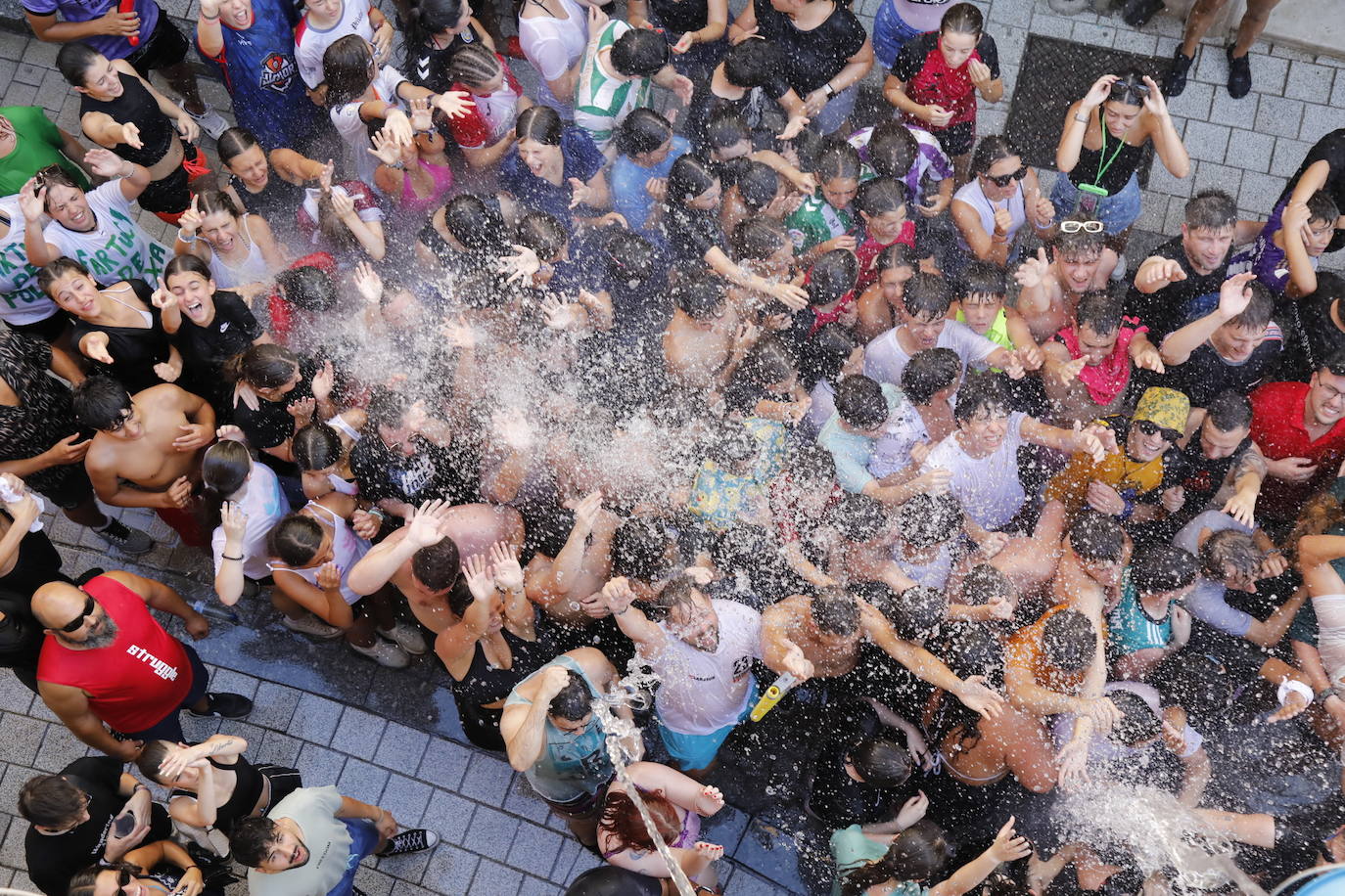 Peñafiel disfruta y baila con otro chúndara