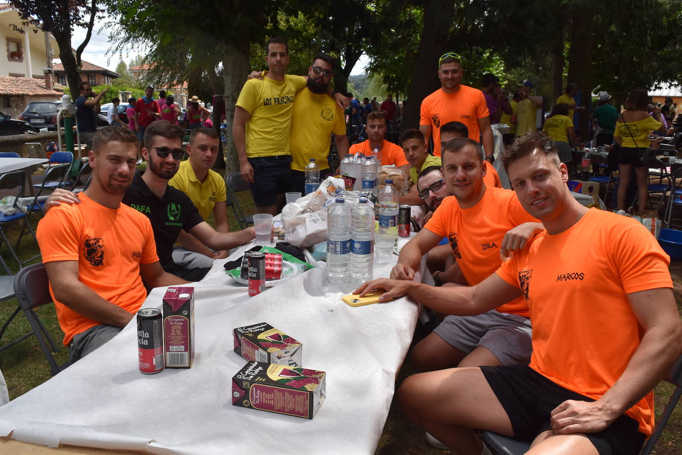 La comida de peñas anima el Parque del Plantío de Cervera