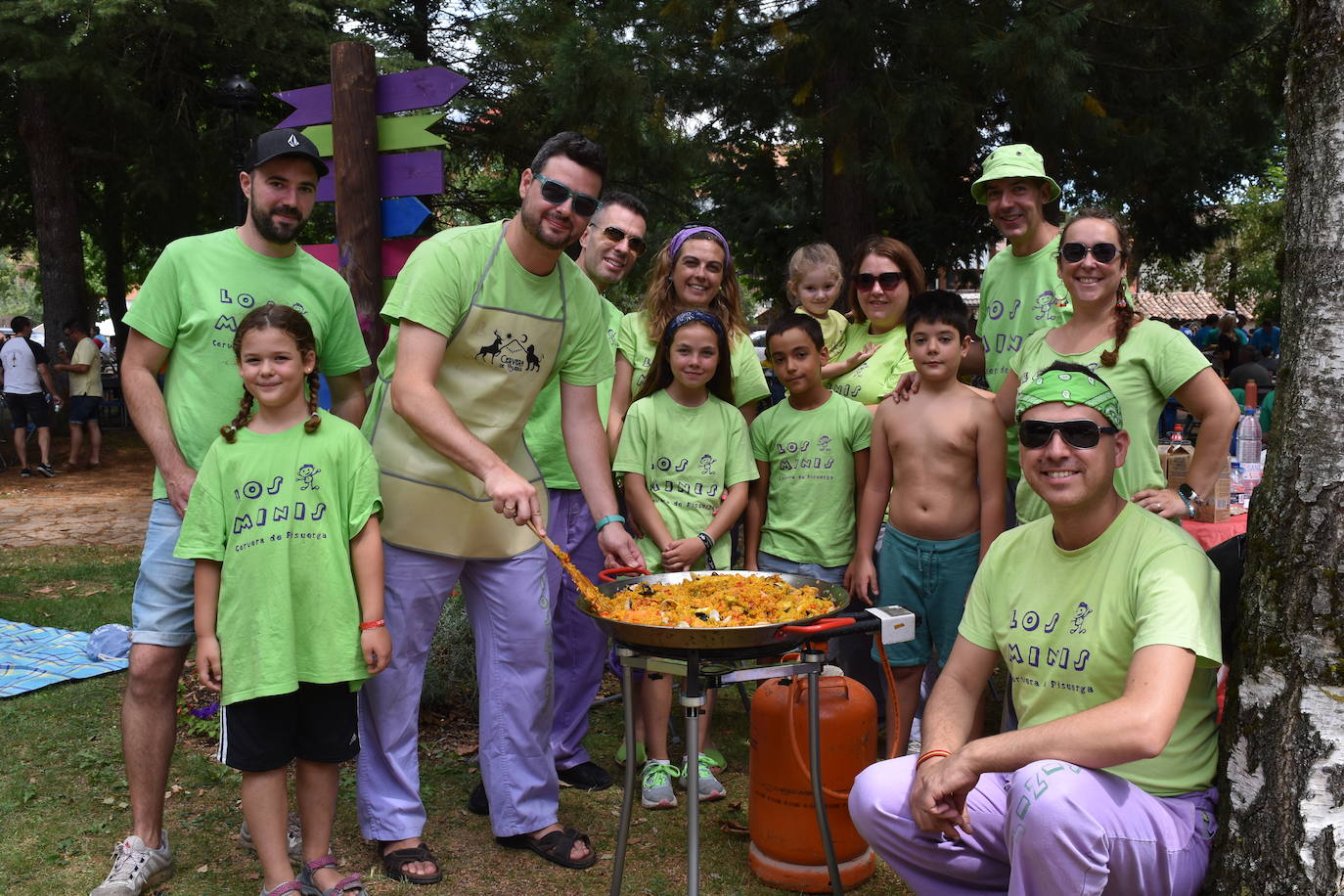 La comida de peñas anima el Parque del Plantío de Cervera