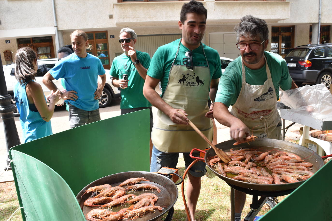 La comida de peñas anima el Parque del Plantío de Cervera