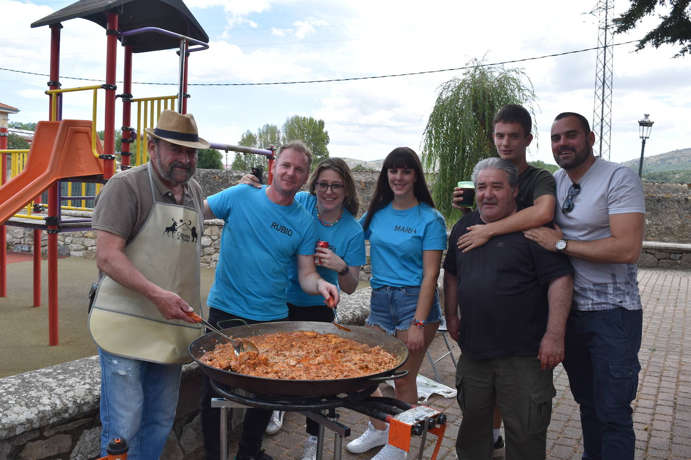 La comida de peñas anima el Parque del Plantío de Cervera