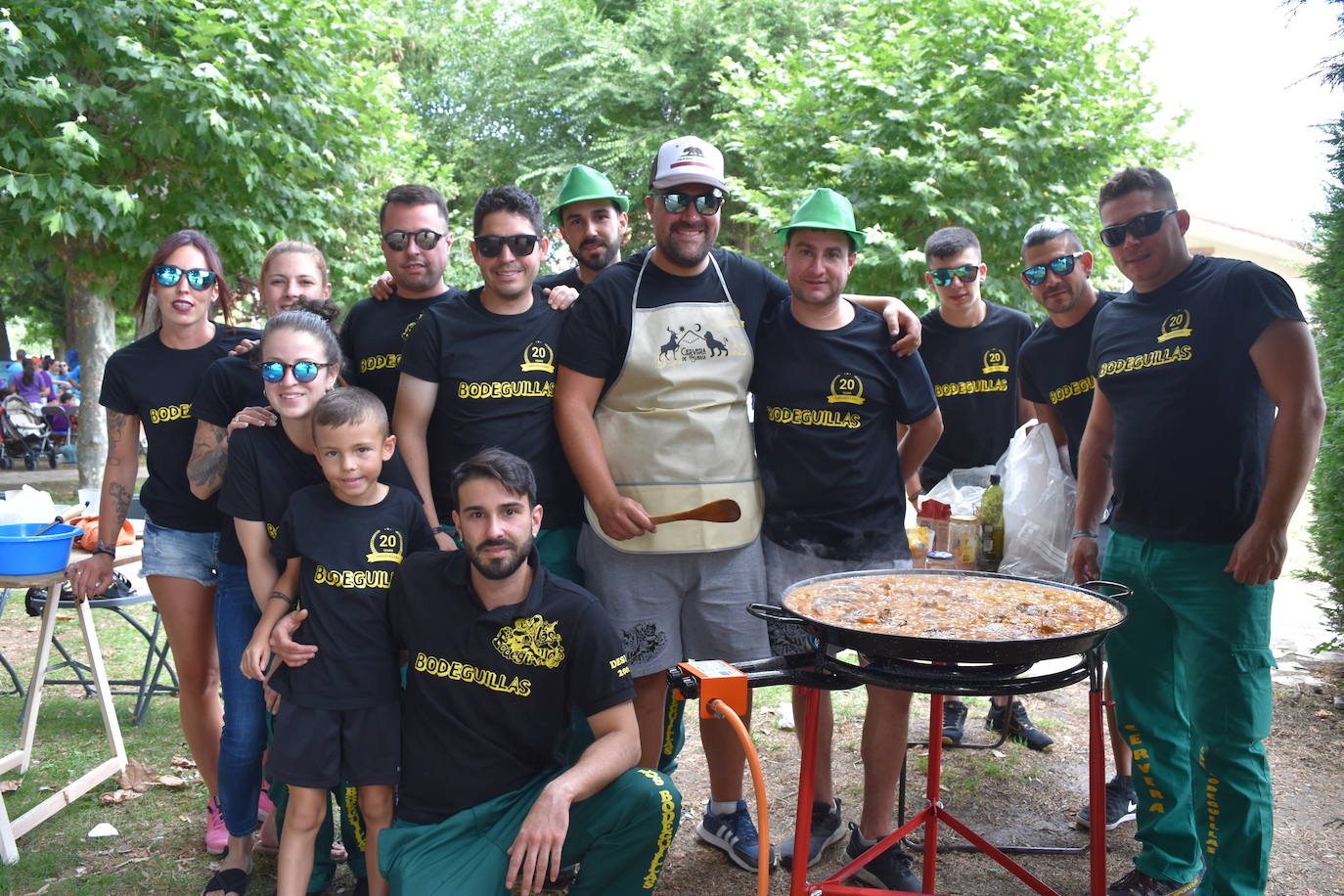 La comida de peñas anima el Parque del Plantío de Cervera