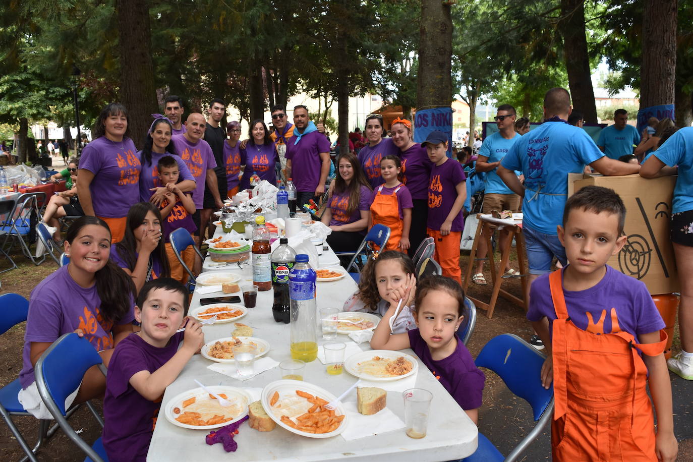 La comida de peñas anima el Parque del Plantío de Cervera