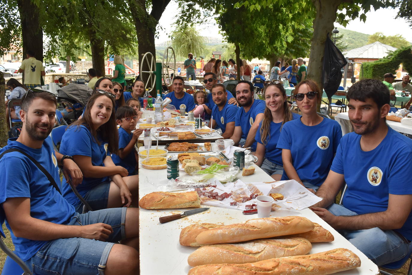 La comida de peñas anima el Parque del Plantío de Cervera