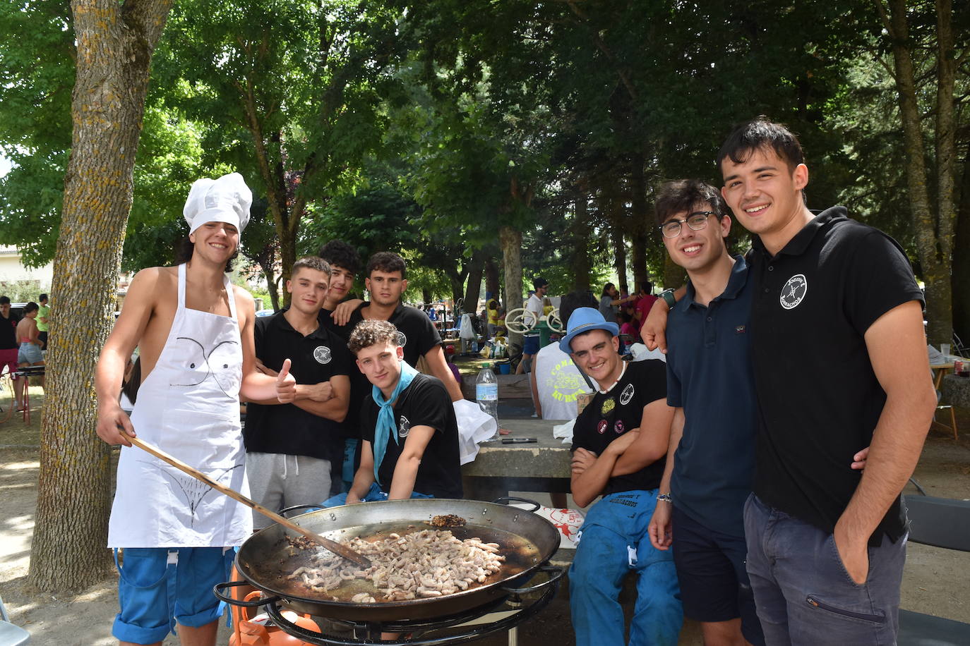 La comida de peñas anima el Parque del Plantío de Cervera