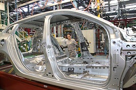 Cadena de montaje del nuevo Renault Megane en Villamuriel.