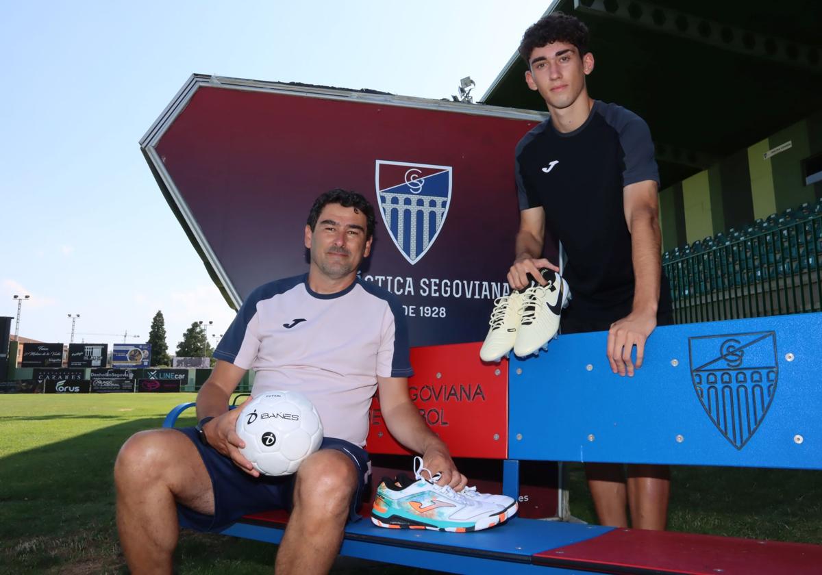 Daniel y Rodrigo Ibañes, con botas de fútbol y zapatillas de fútbol sala en el banquillo de La Albuera.