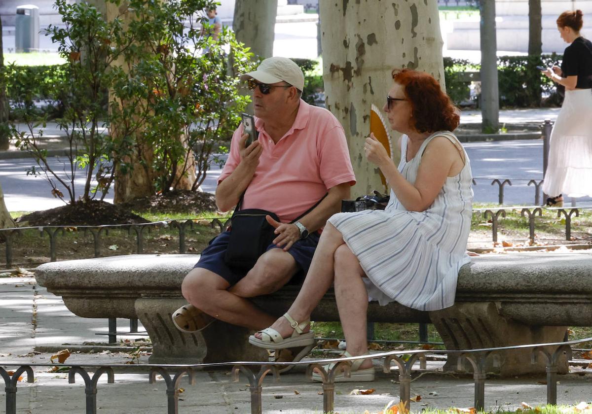 Dos personas se protegen del calor.