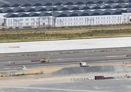 Máquinas y operarios trabajan en la playa de vías frente a los talleres de Renfe.