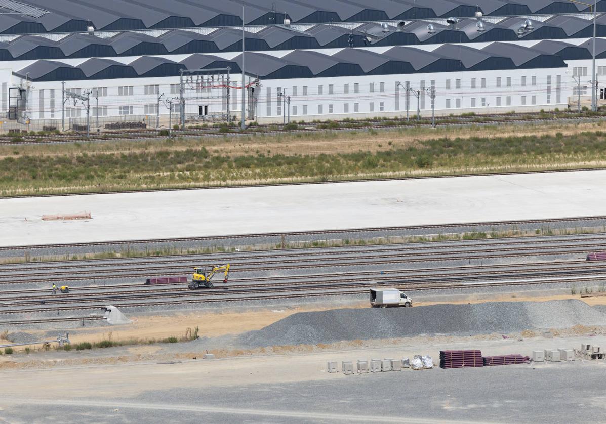 Máquinas y operarios trabajan en la playa de vías frente a los talleres de Renfe.