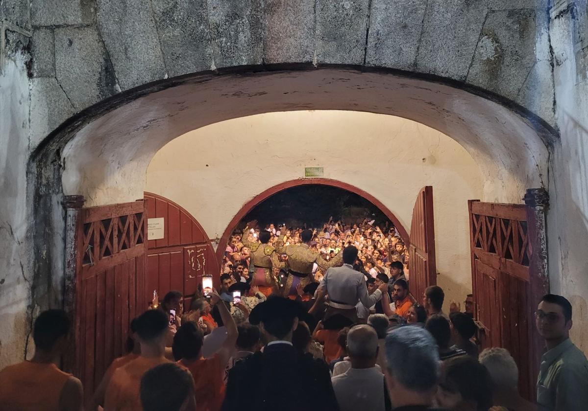 Salida de los tres toreros por la puerta grande de El Espinar.