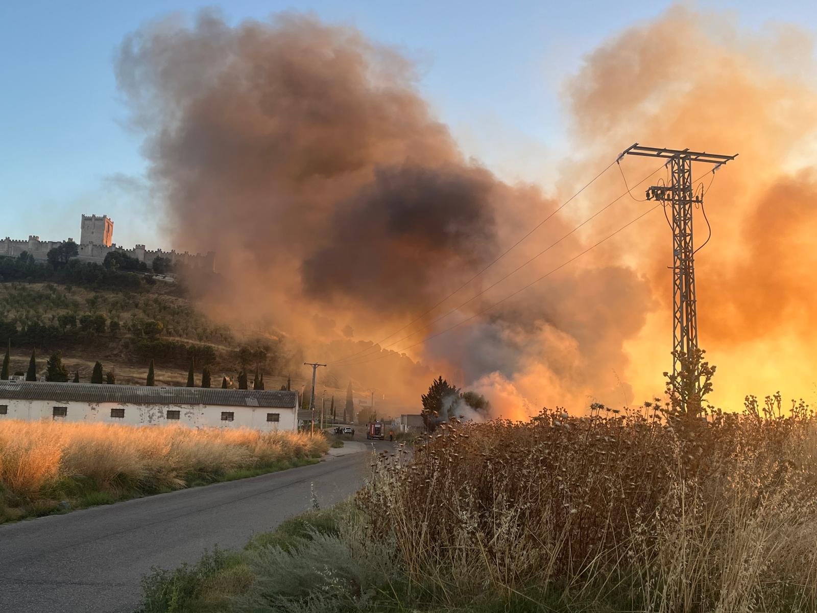 Las imágenes del incendio en las afueras de Peñafiel
