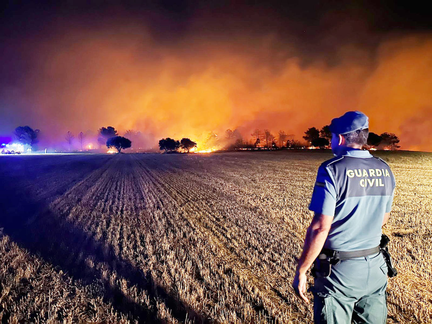 Imagen principal - Desalojo ayer de Sejas y agentes de la Guardia Civil durante el ¡incendio