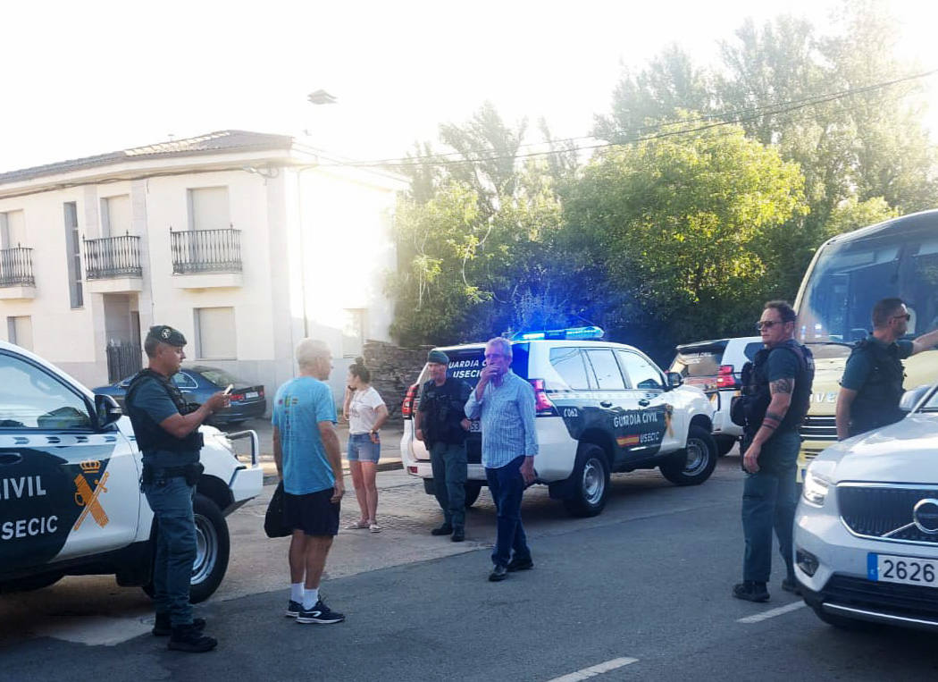 Imagen secundaria 1 - Desalojo ayer de Sejas y agentes de la Guardia Civil durante el ¡incendio